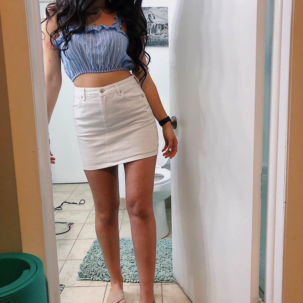 Cropped blue shirt